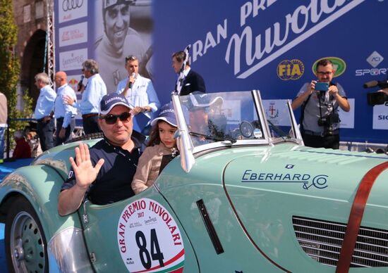 Gp Nuvolari, le auto d'epoca sfilano in piazza Ariostea Gp Nuvolari, le auto d'epoca sfilano in piazza Ariostea