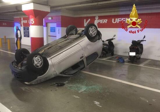 Milano, Seicento ribaltata nel parcheggio del centro commerciale