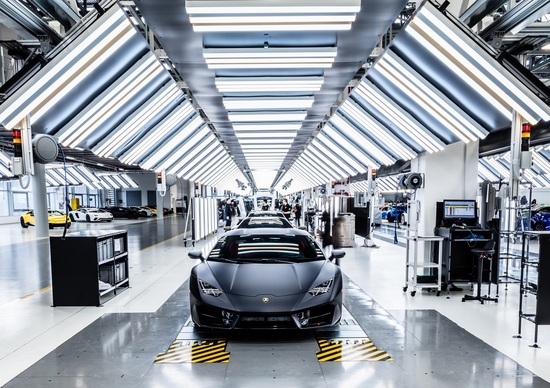 Lamborghini, la fabbrica di Sant'Agata Bolognese raddoppia per la Urus