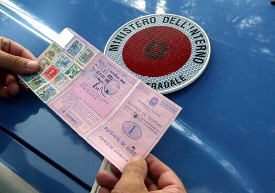 Guida senza patente depenalizzata. Ma in arrivo maxi multe Guida senza patente depenalizzata. Ma in arrivo maxi multe