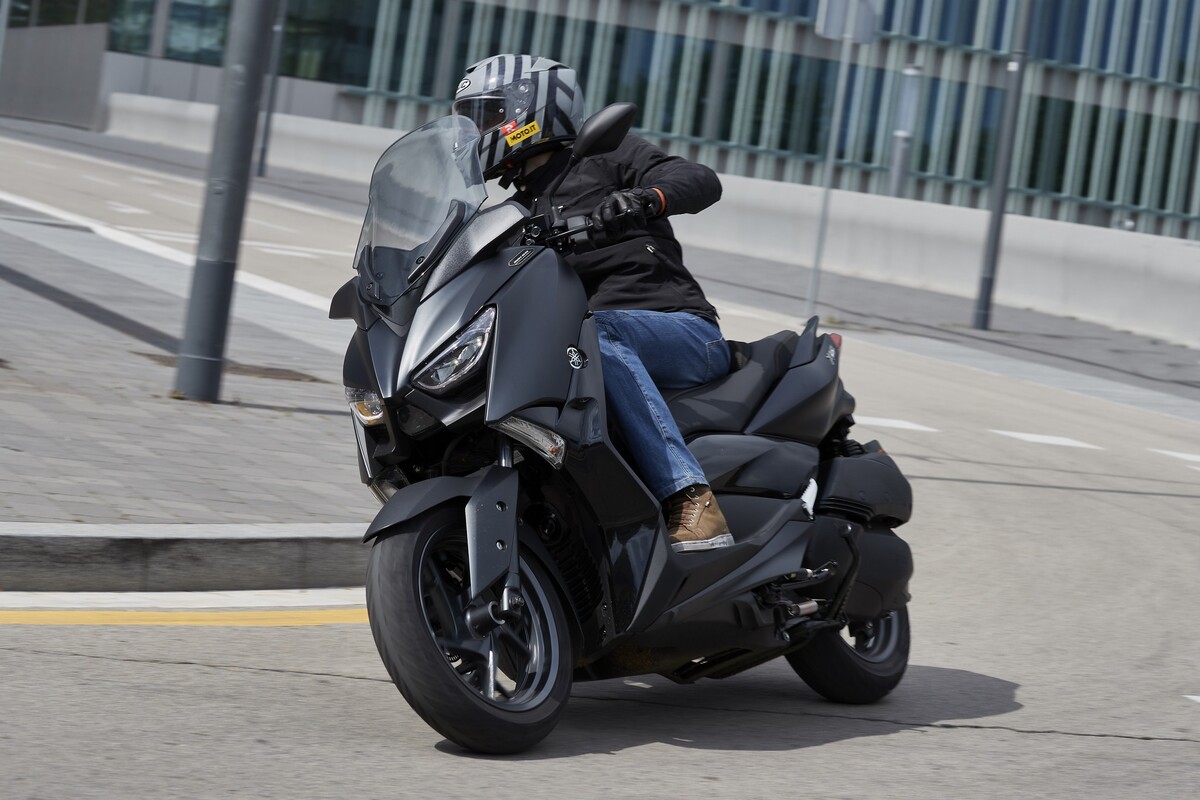 Prova Yamaha XMAX Iron Max TEST ancora più stile e comfort Prove