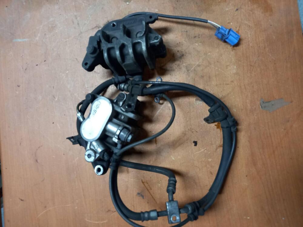 Vendo Coppia Pinza Freni Anteriori Completi Sensore ABS Suzuki A Carate