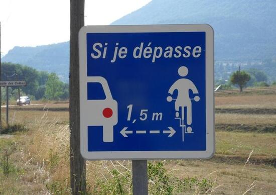 La bici? Si sorpassa ad almeno 1 metro e mezzo. Ecco la proposta di legge La bici? Si sorpassa ad almeno 1 metro e mezzo. Ecco la proposta di legge