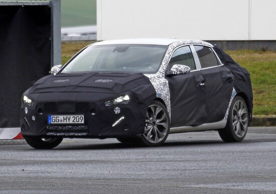Nuova Hyundai i30 Fastback: foto spia Nuova Hyundai i30 Fastback: foto spia