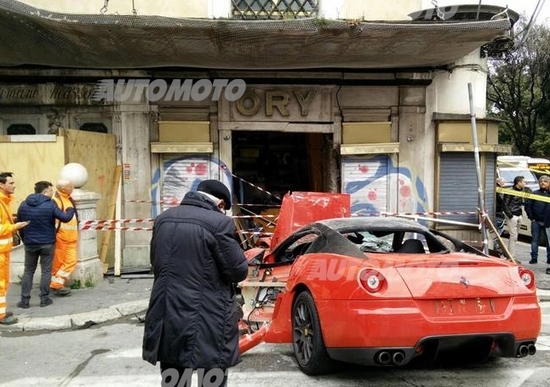 Roma, una rarissima Ferrari 599 GTO distrugge un negozio! Roma, una rarissima Ferrari 599 GTO distrugge un negozio!
