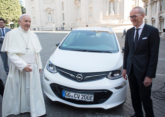 Opel: una Ampera-e a Papa Francesco Opel: una Ampera-e a Papa Francesco