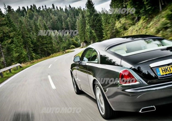 Rolls-Royce e laghi svizzeri: connubio esclusivo Rolls-Royce e laghi svizzeri: connubio esclusivo