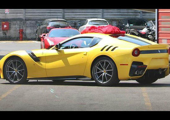 Ferrari F12: spiata la Speciale senza camuffamenti Ferrari F12: spiata la Speciale senza camuffamenti