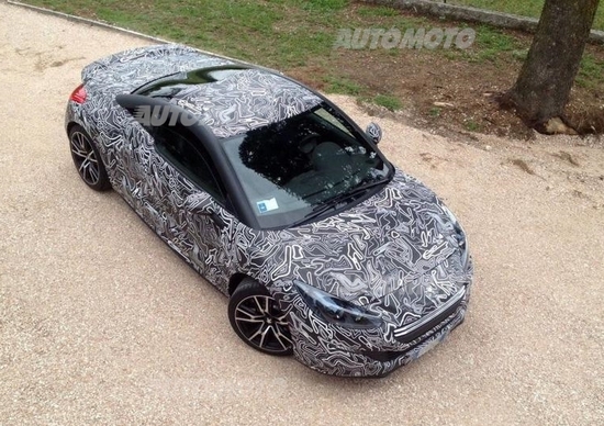 Peugeot RCZ R: sorpreso un esemplare camouflage Peugeot RCZ R: sorpreso un esemplare camouflage