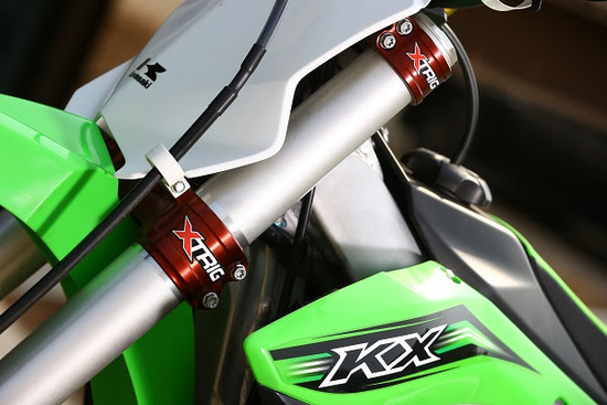 Un kit accessori omaggio con la Kawasaki KX 450F Un kit accessori omaggio con la Kawasaki KX 450F