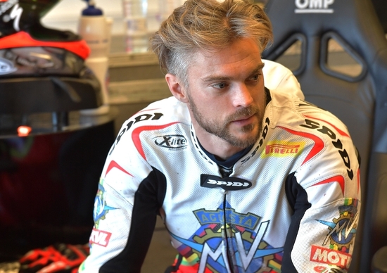 SBK. Camier con Honda Red Bull nel 2018, è ufficiale SBK. Camier con Honda Red Bull nel 2018, è ufficiale