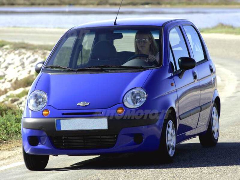Un Automobile Di Massa 1000 Kg