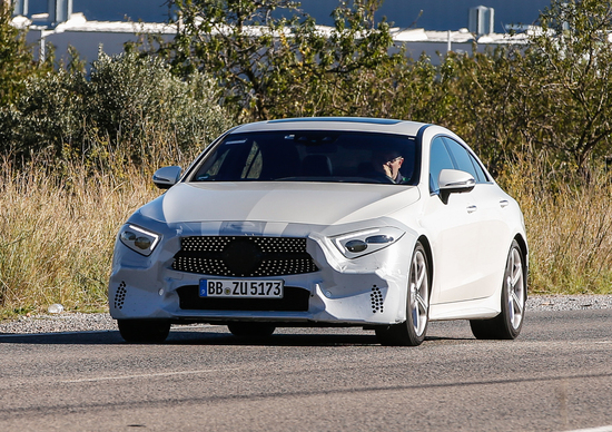Mercedes CLS, eccola quasi senza veli Mercedes CLS, eccola quasi senza veli