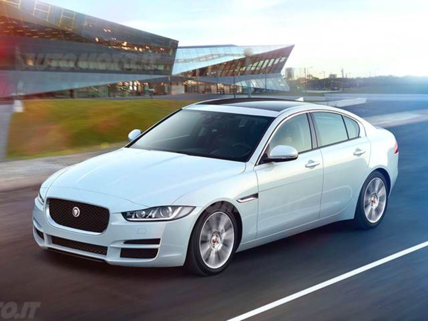 Jaguar Xe 2.0 D Turbo 180Cv Prestige (09/2014 - 11/2015): Prezzo E Scheda Tecnica - Automoto.it