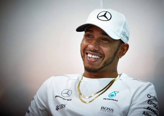 F1, Hamilton al nipote: «I maschi non si vestono da principesse». È bufera sui social F1, Hamilton al nipote: «I maschi non si vestono da principesse». È bufera sui social