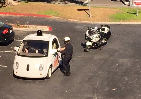La Google Car fermata dalla polizia: intralciava il traffico La Google Car fermata dalla polizia: intralciava il traffico
