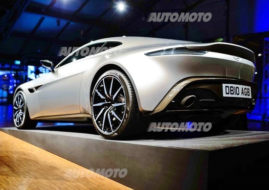 Una notte da 007. L’Aston Martin DB10 di James Bond a Milano Una notte da 007. L’Aston Martin DB10 di James Bond a Milano