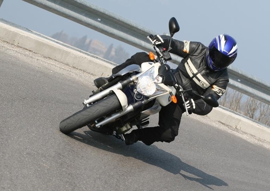 YAMAHA XJ6 YAMAHA XJ6