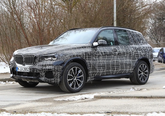 BMW X5 eccola in azione durante i test