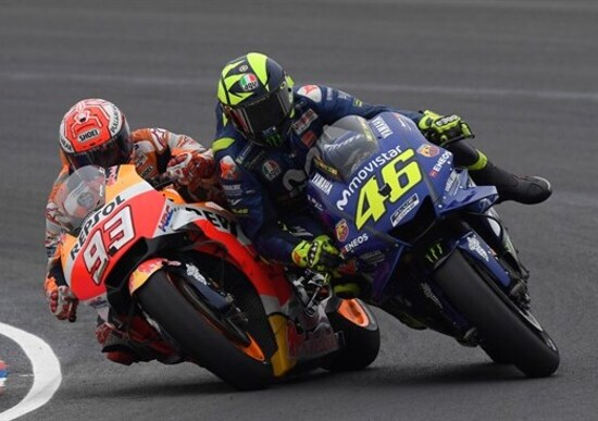 MotoGP 2018. Crutchlow vince il GP. Rossi speronato da Marquez MotoGP 2018. Crutchlow vince il GP. Rossi speronato da Marquez