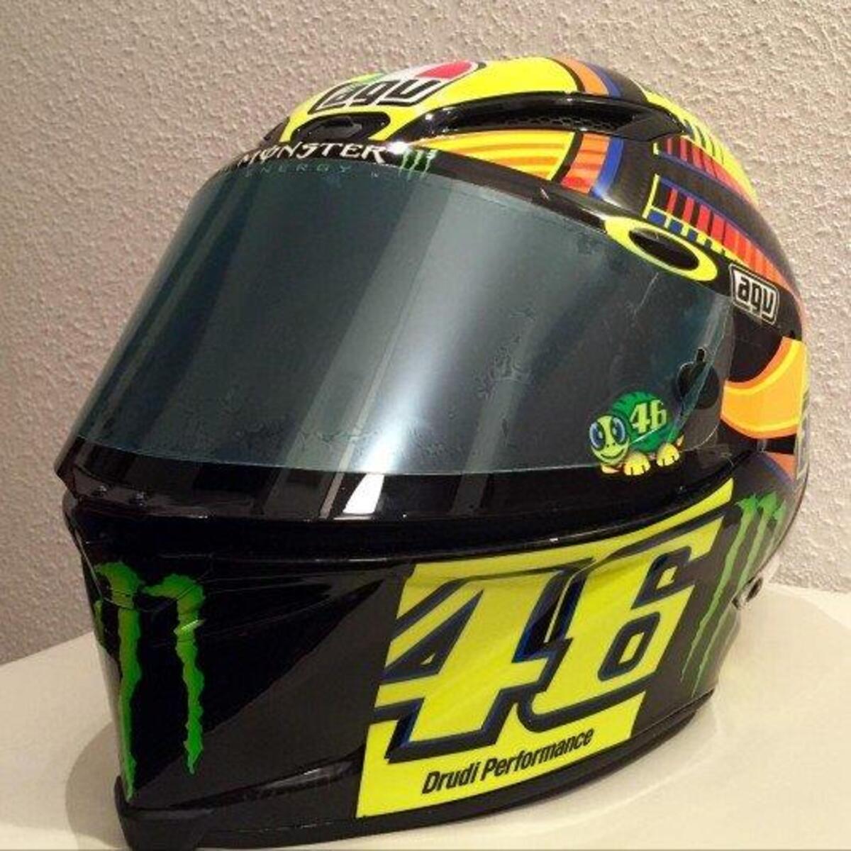 Casco autografato di Valentino Rossi, in beneficenza a 10mila