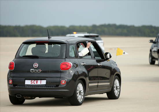All'asta per beneficienza la Fiat 500L di Papa Francesco All'asta per beneficienza la Fiat 500L di Papa Francesco