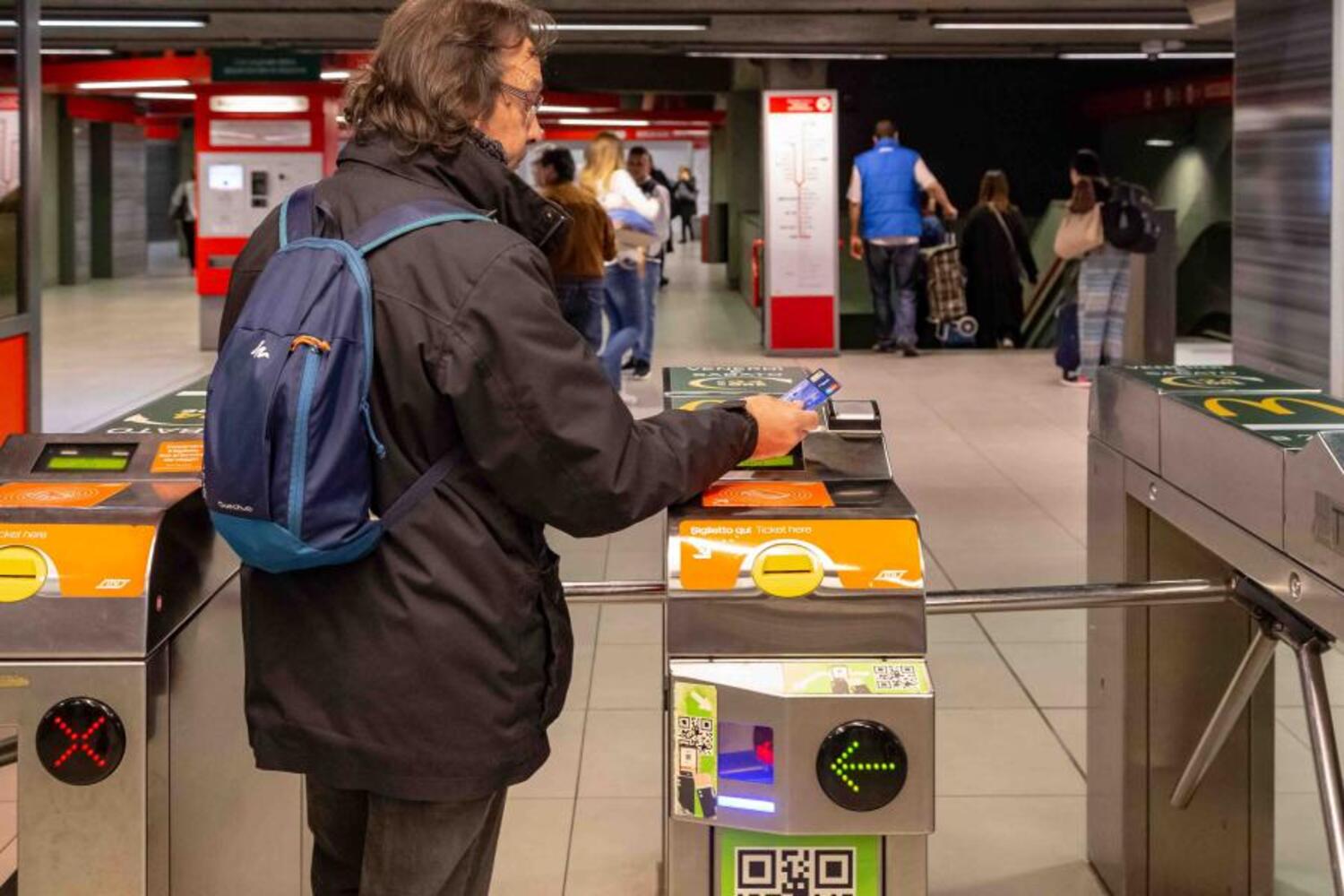 La metro? A Milano si paga al tornello con la carta “contactless”