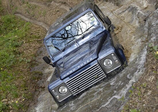 Land Rover Defender: la produzione si ferma a 2.016.933 esemplari Land Rover Defender: la produzione si ferma a 2.016.933 esemplari