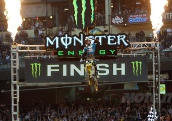 Supercross: Dungey vince, Stewart ko Supercross: Dungey vince, Stewart ko