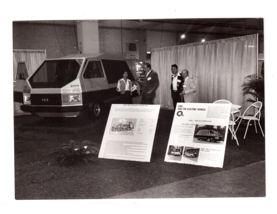 Il Van8, un veicolo elettrico alla cui progettazione ha partecipato Enrico De Vita. Presentato a Philadelphia nel 1978, era dotato di un pacco batterie al piombo da 400 Kg e struttura a pannelli piatti per facilitarne l’assemblaggio in varie nazioni