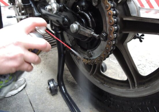 Pulire e lubrificare la catena della moto: la guida completa Pulire e lubrificare la catena della moto: la guida completa