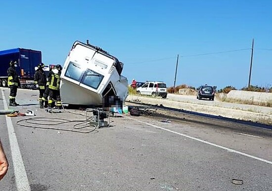 Incidenti, Furgone contro Tir in Puglia: 12 morti Incidenti, Furgone contro Tir in Puglia: 12 morti