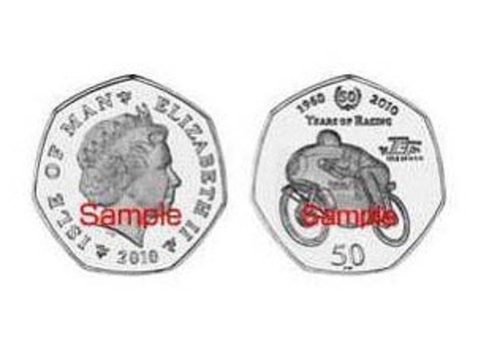 Una moneta commemorativa per il 50 anniversario della Suzuki al Tourist Trophy Una moneta commemorativa per il 50 anniversario della Suzuki al Tourist Trophy