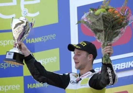 Rea festeggia sul circuito di casa la sua terza vittoria Rea festeggia sul circuito di casa la sua terza vittoria