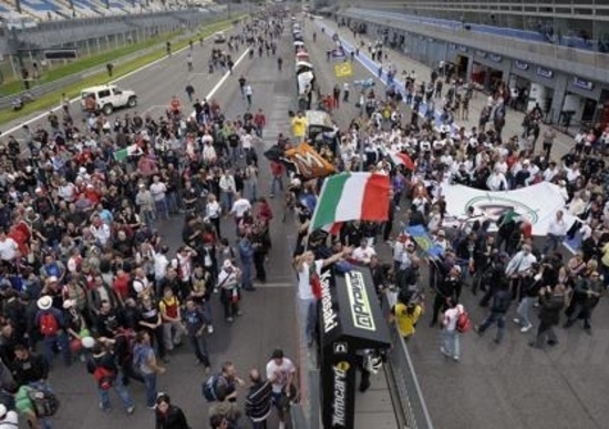 Biaggi domina gara2. Primo podio per la BMW Biaggi domina gara2. Primo podio per la BMW