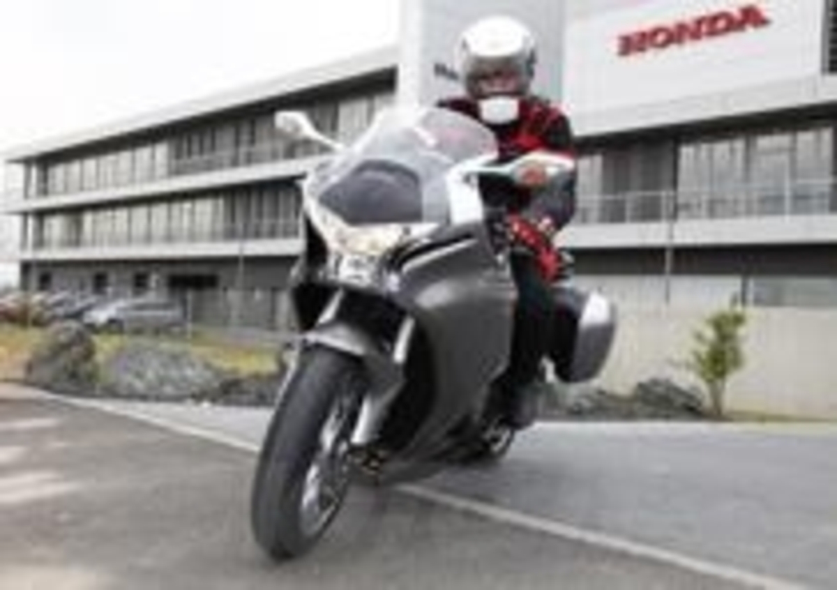 Honda Vfr10f Dct Il Confronto Con Le Rivali News Moto It