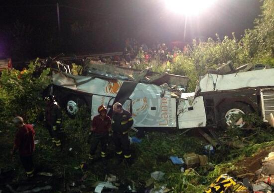 Strage del bus di Avellino, la perizia: Guardrail corroso Strage del bus di Avellino, la perizia: Guardrail corroso