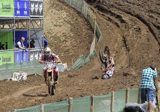 La spettacolare caduta di Herlings in Francia La spettacolare caduta di Herlings in Francia