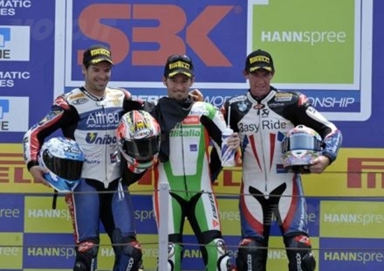 Biaggi si impone in gara uno davanti a Checa e Corser Biaggi si impone in gara uno davanti a Checa e Corser