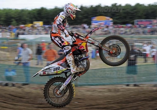 Cairoli gioca con la sabbia di Lommel Cairoli gioca con la sabbia di Lommel
