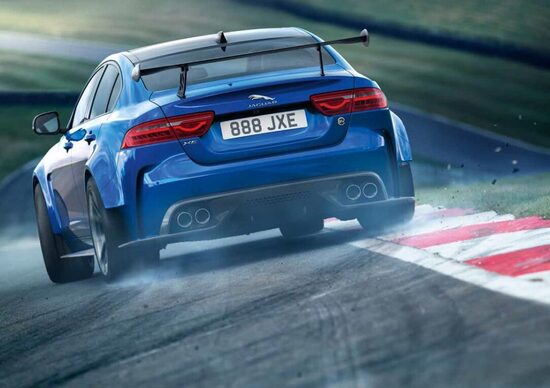 Jaguar XE Project 8, giro in taxi al Ring Jaguar XE Project 8, giro in taxi al Ring