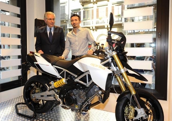 Aprilia Dorsoduro 1200 e Moto Guzzi V7 Racer. I video Aprilia Dorsoduro 1200 e Moto Guzzi V7 Racer. I video
