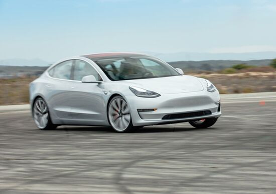 Tesla Model 3 Performance più veloce di una Ferrari in un test Tesla Model 3 Performance più veloce di una Ferrari in un test