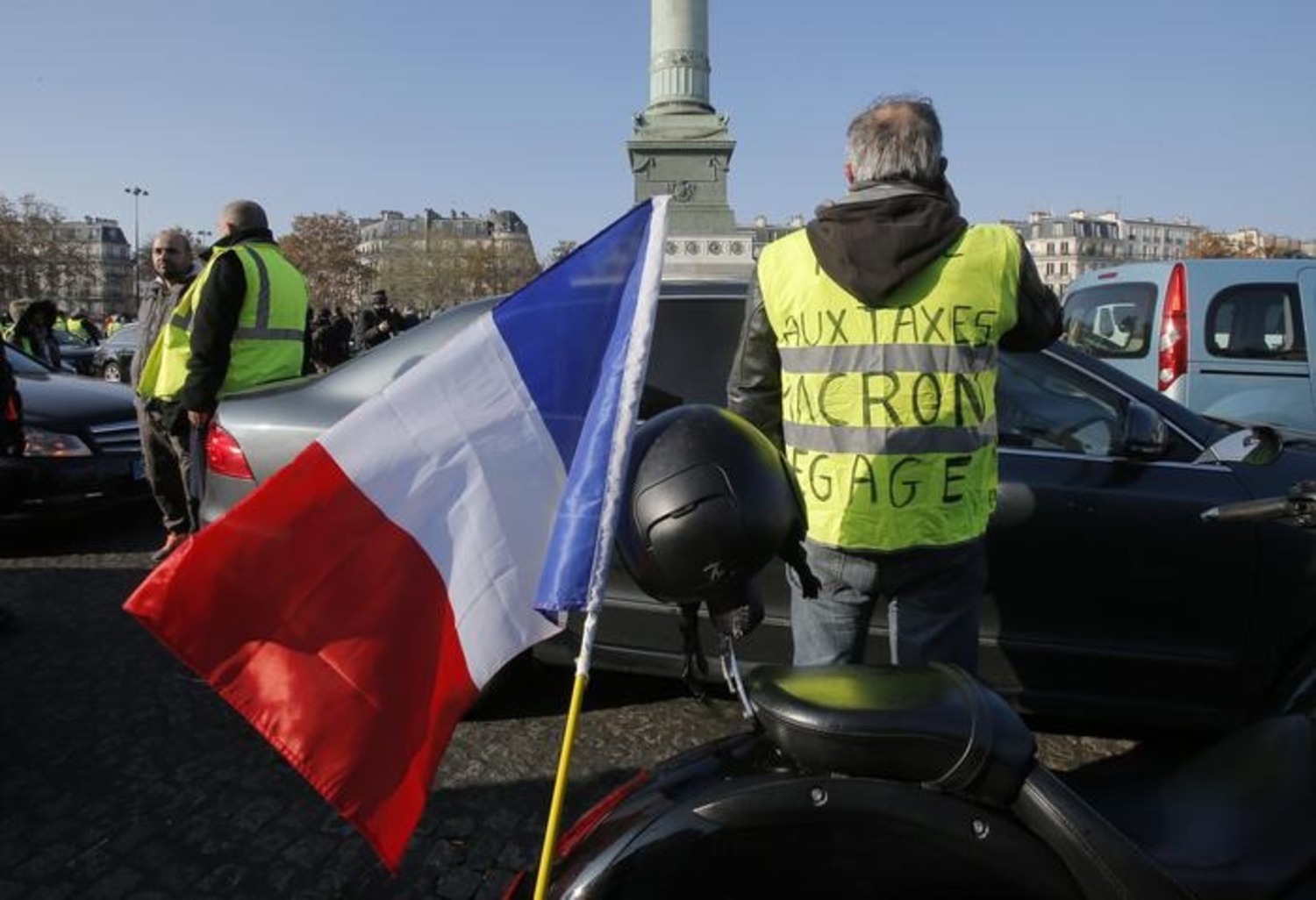 Francia nel caos per il caro Diesel: chi sono i “gilet gialli”