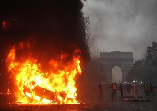 Gilet gialli, in Francia un terzo morto ad Arles Gilet gialli, in Francia un terzo morto ad Arles