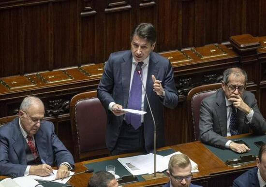 Il governo rivede l’ecotassa: bonus confermato e malus si paga solo per auto di lusso Il governo rivede l’ecotassa: bonus confermato e malus si paga solo per auto di lusso