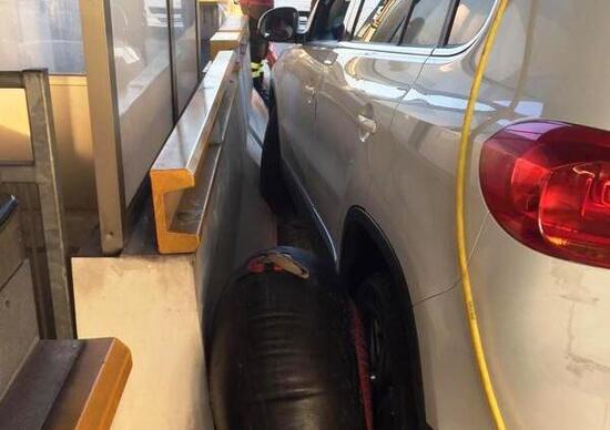 Casello autostrada, Desenzano: si incastra con la testa nella portiera Casello autostrada, Desenzano: si incastra con la testa nella portiera