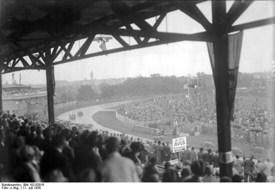 Le tribune AVUS durante un GP tedesco degli anni eroici per il motorismo sportivo