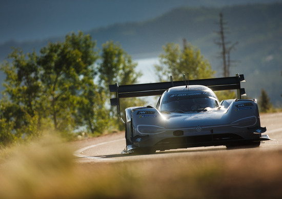 Volkswagen ID.R: nel mirino il record per EV sul Nurburgring Volkswagen ID.R: nel mirino il record per EV sul Nurburgring
