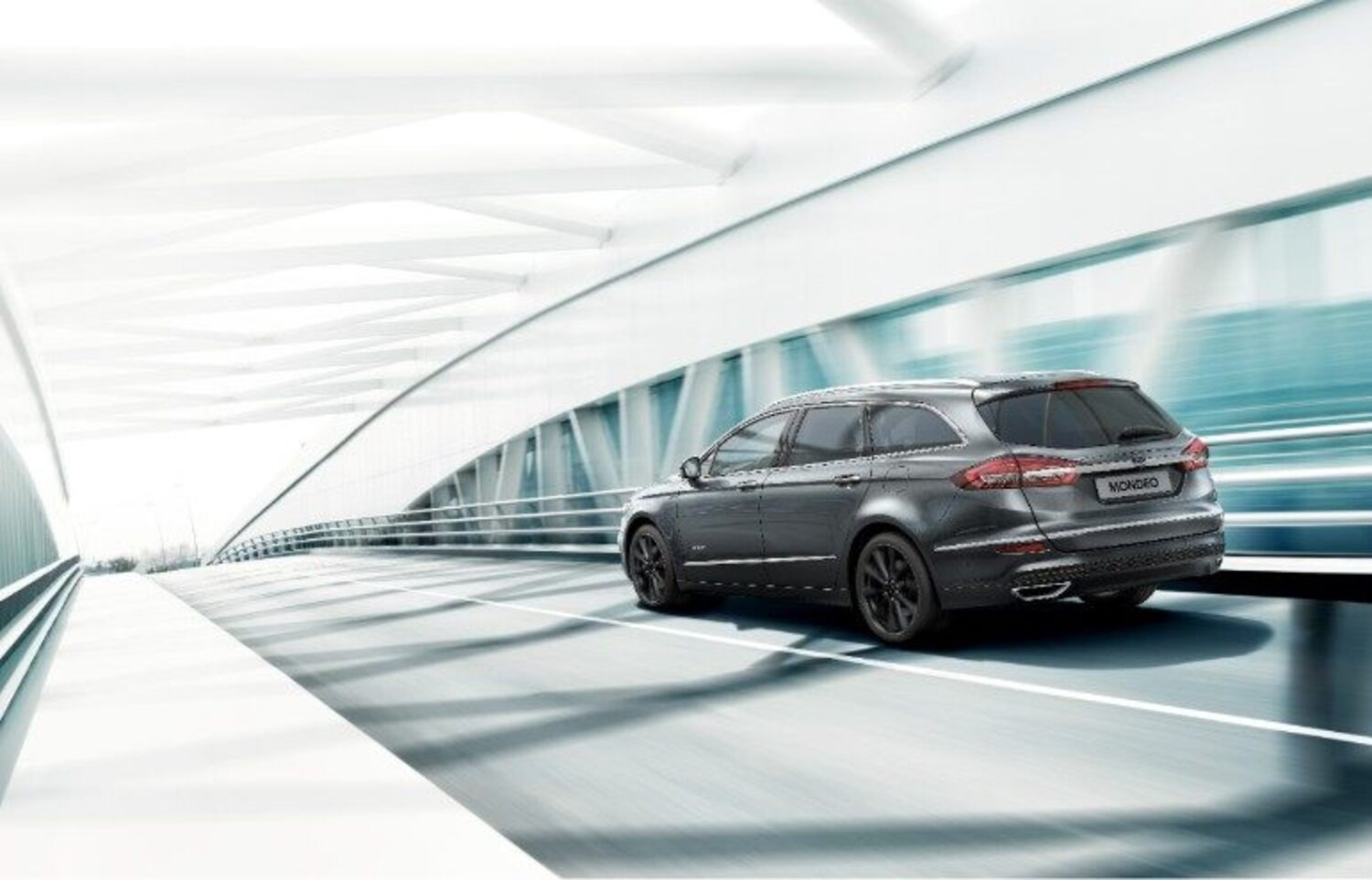 Lestetica della Mondeo wagon è classica, con le giuste rifiniture allestremità per riprendere la linea 2019 di famiglia